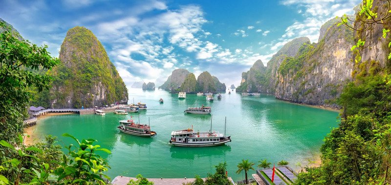 Du lịch Vịnh Hạ Long m&ugrave;a h&egrave; l&agrave; thời điểm l&yacute; tưởng để ngắm cảnh sắc tuyệt đẹp của Hạ Long v&agrave; trải nghiệm nhiều hoạt động th&uacute; vị kh&aacute;c